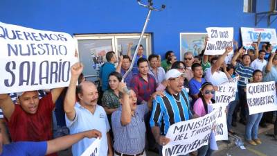 Los trabajadores del diario de los Rosenthal exigen el pago de sus salarios.