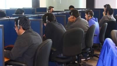 Jóvenes trabajan en un call center en San PedroSula.