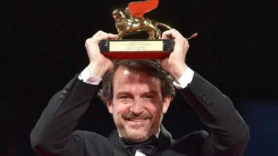 El director venezolano Lorenzo Vigas con el León de Oro al mejor filme.