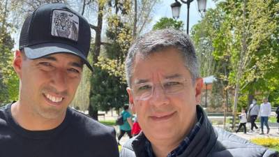 Luis Suárez y una fotografía que se tomó con el presidente Rafael Villeda del Olimpia el pasado mes de abril.