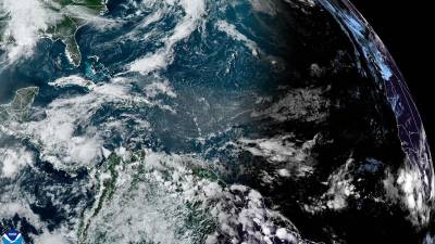 Fotografía satelital cedida por el Oficina Nacional de Administración Oceánica y Atmosférica (NOAA) a través del Centro Nacional de Huracanes (NHC) de Estados Unidos donde se muestra el estado del clima este viernes en la parte norte del Atlántico y en el Golfo de México.