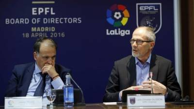GRA250. MADRID, 18/04/2016.- El presidente de LaLiga, Javier Tebas (i) junto al nuevo presidente de la EPFL (Asociación Europea de Ligas Profesionales), Lars-Christer Olsson, durante la rueda de prensa ofrecida tras la reunión del comité directivo de dicha entidad.