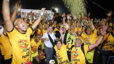 Momento en donde los jugadores y cuerpo técnico del Génesis alzaban el título que los acredita campeones y equipo de primera división.