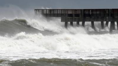 El muelle del paseo marítimo de Juno Beach, Florida (Estados Unidos), es golpeado por las fuertes olas de un huracán. Imagen de archivo.