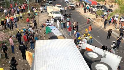 El tráiler donde viajaban los migrantes indocumentados chocó con la pared del muro de un puente peatonal, según el reporte de la Fiscalía de Chiapas.