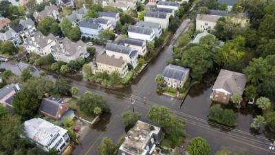 Varios edificios y casas quedaron anegados por el agua en Carolina del Sur.