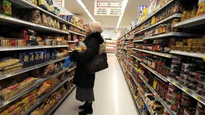 Una mujer compra productos en un supermercado de Brooklyn en Nueva York (EE.UU.).