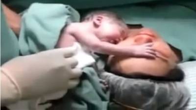 En el video se obsreva al recién nacido aferrarse a su madre con sus pequeñas manos sin ni siquiera abrir los ojos.