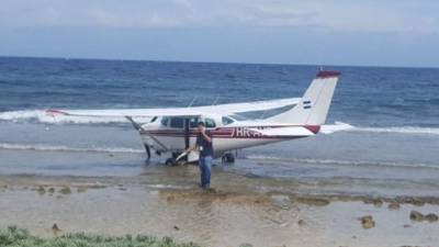 La aeronave quedó a orillas del mar, su tripulación logro salir sin ningún daño.