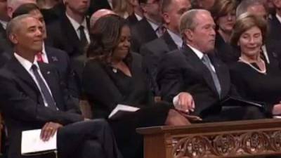 El expresidente estadounidense George W. Bush y la ex primera dama Michelle Obama protagonizaron uno de los momentos más 'dulces' en el funeral de John McCain en Washington el pasado fin de semana.