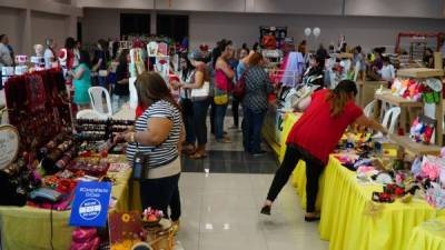 Los emprendedores ofrecen sus productos en Expocentro. Foto: Franklin Muñoz