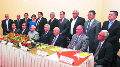 Los miembros de la pasada Junta Nominadora (sentados) y los de la nueva Junta después del conversatorio.