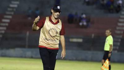 Pedro Troglio en el momento que lamentó una ocasión fallada de sus dirigidos en el Victoria vs Olimpia.