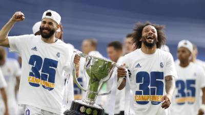 Karim Benzema y Marcelo con la Copa de la Liga española conquistada por el Real Madrid.