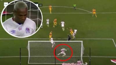 Deiby Flores metió la mano para evitar gol de Tigres y se fue expulsado.