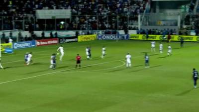 Polémica: El penal no pitado al Motagua en la final ante Olimpia