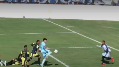 Auzmendi estaba solo en el área y su remate dio en el palo.