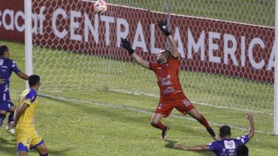 Anthony López del Cobán Imperial en el momento que saca el remate que se fue al fondo de las redes.