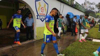 Momento en el que ingresaban al estadio los jugadores del Olancho y Marathón.