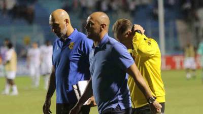 Julio Rodríguez y sus acompañantes del cuerpo técnico salieron con caras de pocos amigos luego del 4-0.