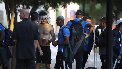 Un estadounidense sorprendió en el momento que los seleccionados de Honduras se instalaban en el hotel tras llegar a Arizona.