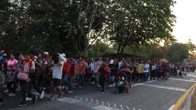 Migrantes de diferentes nacionalidades caminan en una caravana hoy, en el municipio de Tapachula, en Chiapas.