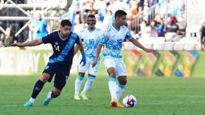 Carlos Pineda de Honduras conduce la pelota.