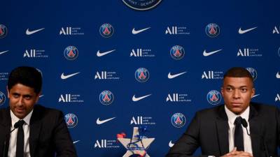Nasser al Khelaifi, presidente del PSG, en una rueda de prensa con Kylian Mbappé.