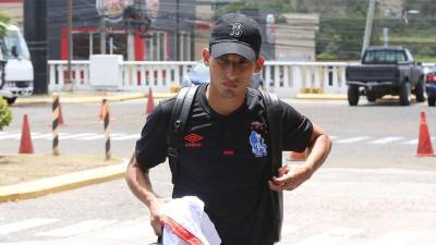 José Mario Pinto en el momento que llegaba al Aeropuerto para abordar el avión que los desplazó a El Salvador.