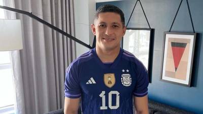 Héctor Castellanos se quedó con la camiseta de Messi tras el amistoso disputado en el 2022.