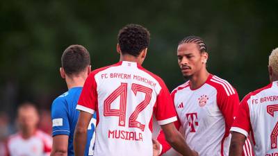 Musiala y Leroy Sané celebrando uno de los 27 goles marcados en la paliza del Bayern Múnich.