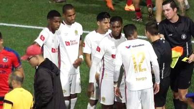 Jugadores el Olimpia le reclamaron al árbitro por la expulsión de Gabriel Araújo.