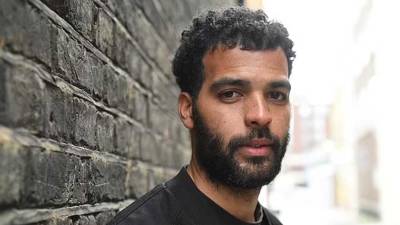 Formado en el Chelsea, llegó a jugar con el primer equipo e inclusive disputó la Champions League, pero hoy vive una dura situación al extremo que vive en la calle.