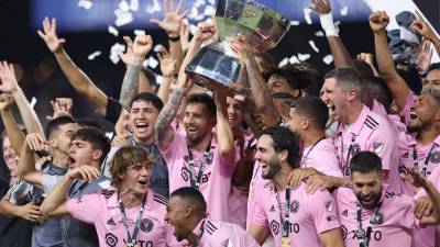Messi alzando el título de la Leagues Cup 2023.