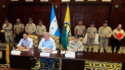 El alcalde Roberto Contreras junto al comandante de bomberos, Daniel Rivera, el tesorero Xavier Lacayo y varios apagafuegos antes del anuncio que no recibirían los fondos.