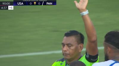 El árbitro central Walter López en el momento que invalidaba el gol de Panamá.