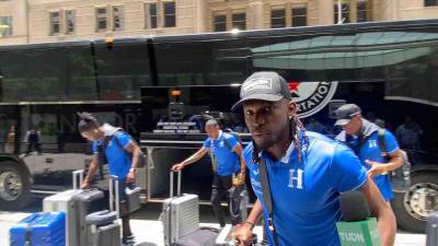 Alberth Elis fue abordado por la prensa mexicana pero no quiso hablar.