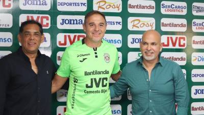 Rolin Peña (izquierda) junto a Hernán Medina (centro( y el presidente Orinson Amaya (derecha) del Marathón.