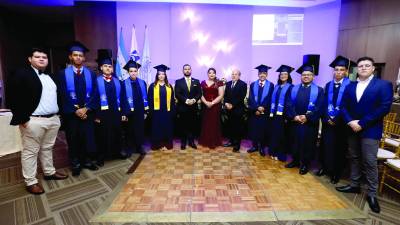 Los alumnos posan junto con Enil Barahona, director académico de la Victoriano López; Cristina Mejía, directora general de la Fundación Filarmónica de San Pedro Sula, y Jorge Banegas, director artístico de la Victoriano López. FOTOS: FRANKLIN MUÑOZ.