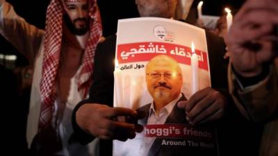 Fotografía de archivo realizada el 25 de octubre de 2018 que muestra a un manifestante que sostiene una fotografía del periodista asesinado Jamal Khashoggi en Estambul (Turquía). EFE/Archivo