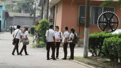 Los jóvenes llegaron desde las 7:00 am para ser sometidos al examen. Foto Archivo.