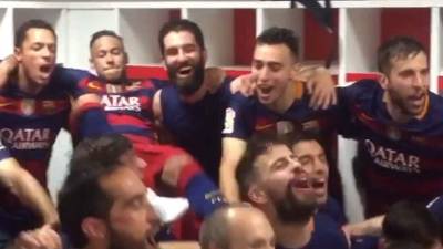 Neymar le dejó su recuerdo a Piqué.