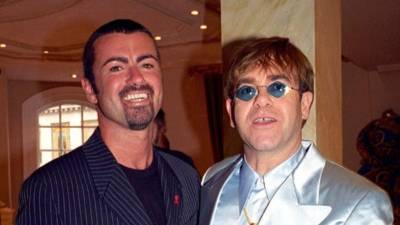 Elton Jonh quien además era su amigo fue el primero en lamentar la partida de George Michael.