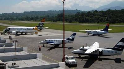 Los aeropuertos han tenido que recomponer sus horarios por el toque de queda.