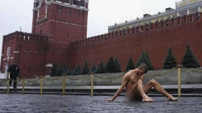 Piotr Pavlenski fijó un clavo a través del escroto.