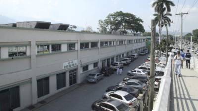 El edificio que está siendo investigado por la Fiscalía está aledaño a la consulta externa y tendría capacidad para 120 camas, lo que ayudaría a descongestionar el hospital. Fotos: Gilberto Sierra.