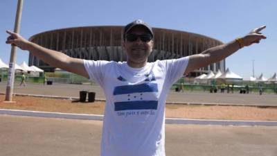 Es amigo de algunos catrachos que viven en esta ciudas y se vino a apoyar a la Bicolor