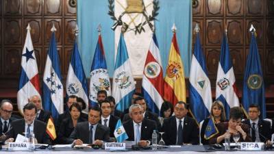 El presidente del gobierno español, Mariano Rajoy, junto a los representantes del Sistema de Integración de Centroamérica.