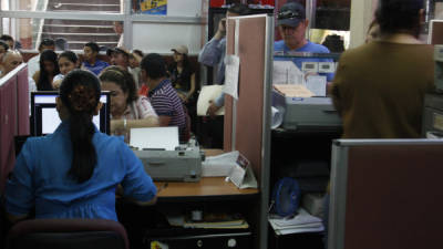 Mientras avanzan las investigaciones en torno a las irregularidades en el cobro de impuestos en la alcaldía sampedrana, a los ciudadanos se les atiende normalmente en las oficinas de Control de Ingresos.