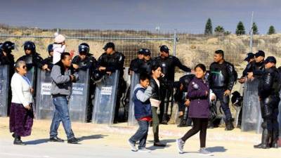 Integrantes de la caravana de migrantes centroamericanos salen del albergue 'El Barretal' hacia el consulado estadounidense en la ciudad de Tijuana (México), ayer miércoles. EFE
